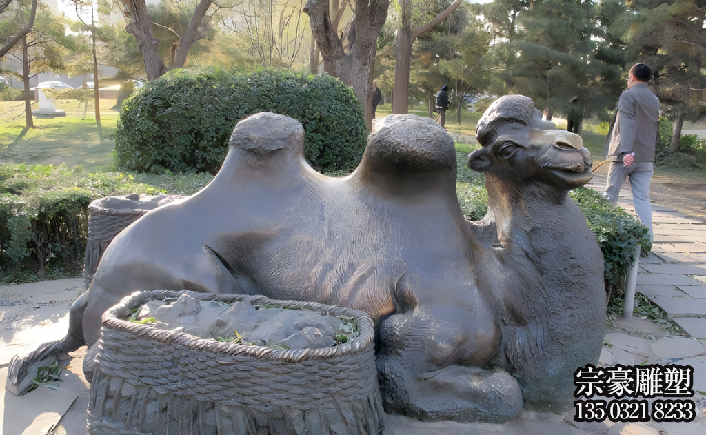 公園里的純銅鑄造駱駝,臥地休息的駱駝銅雕 公園里的純銅鑄造駱駝,臥地休息的駱駝銅雕